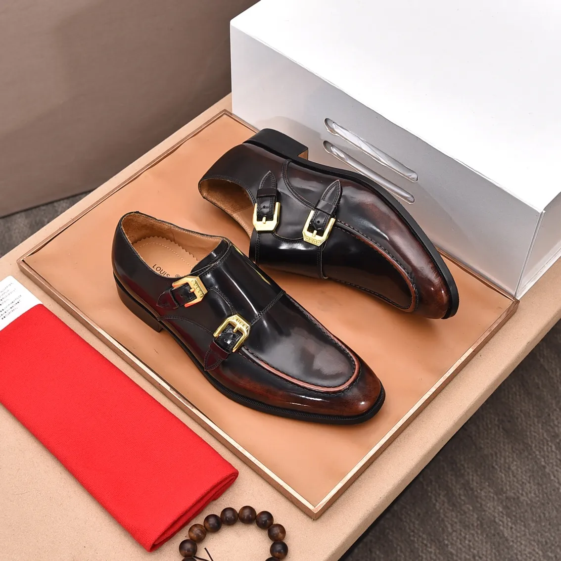 Men's shoes 💰560 (high-end, all cowhide) GUCCI high-end formal leather shoes, original imported fabrics from Italy, cowhide lining, original hardware. I believe you will be struck by it from the first moment you see it. The avant-garde atmosphere can no longer fully interpret its elegance. AAA grade rubber outsole, super comfortable. Original counter last, ensuring its original version and quality. The simple upper ensures its comfort and breathability. A pair of truly good shoes has its own unique soul, famous quality, regular size 38-44 (45 46 customized)